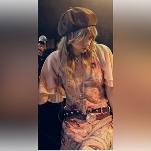 Stylish Caramel Beret (Free Mystery Clothes)